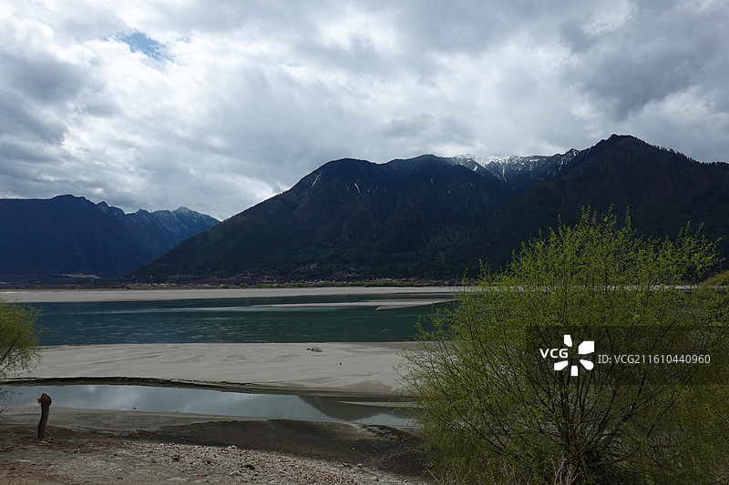 西藏林芝市米林县尼洋河风光带苯日景区图片素材