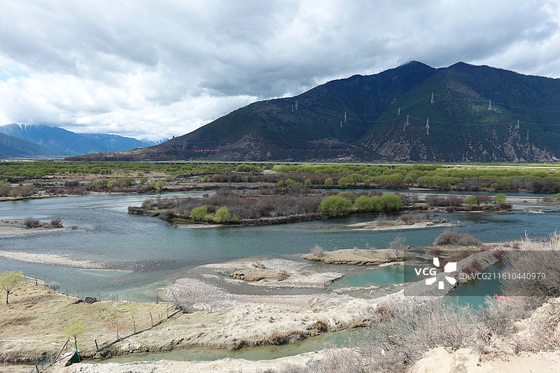 西藏林芝市米林县尼洋河风光带苯日景区图片素材