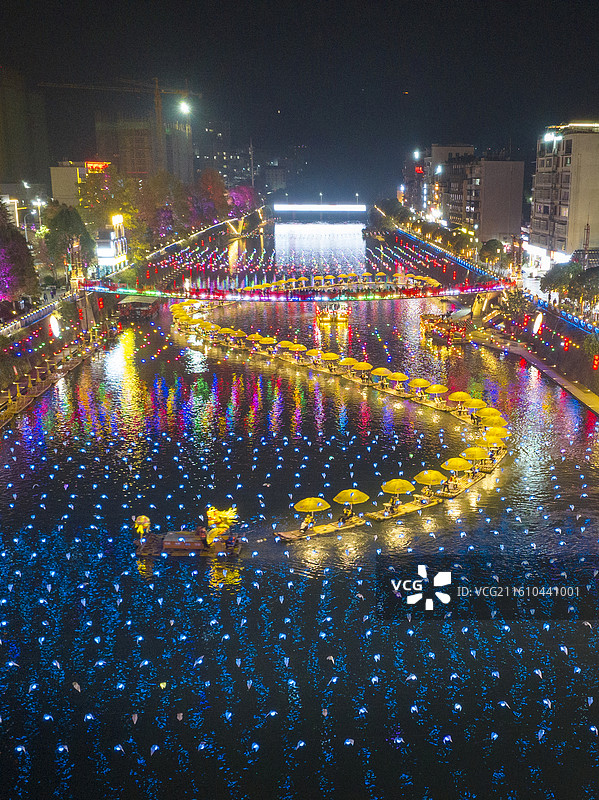 航拍湖北宣恩县贡水河4A级景区水上竹筏，龙游贡水璀璨夜景图片素材