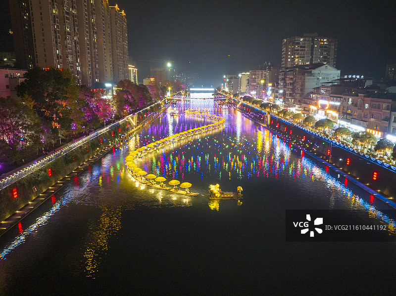 航拍湖北宣恩县贡水河4A级景区水上竹筏，龙游贡水璀璨夜景图片素材