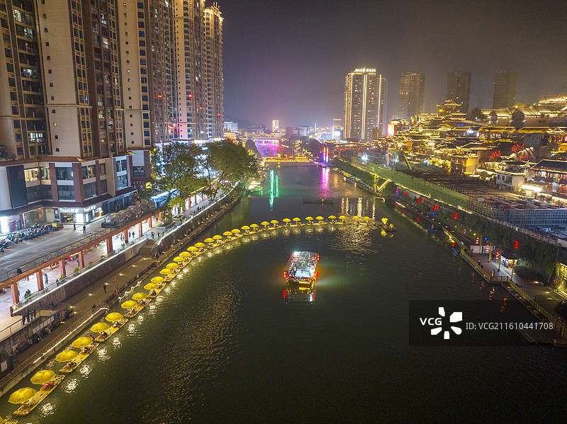 航拍湖北宣恩县贡水河4A级景区水上竹筏，龙游贡水璀璨夜景图片素材
