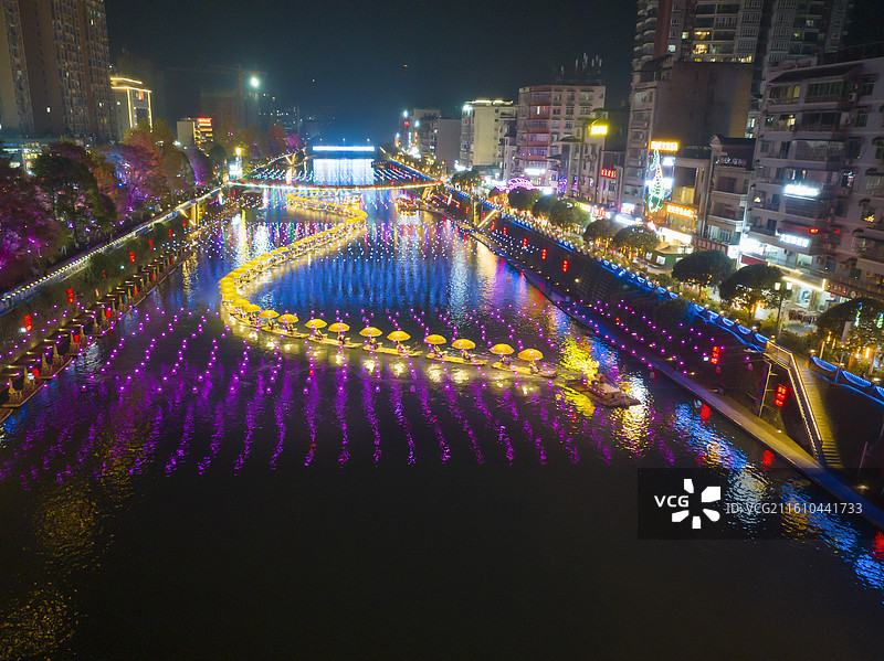 航拍湖北宣恩县贡水河4A级景区水上竹筏，龙游贡水璀璨夜景图片素材