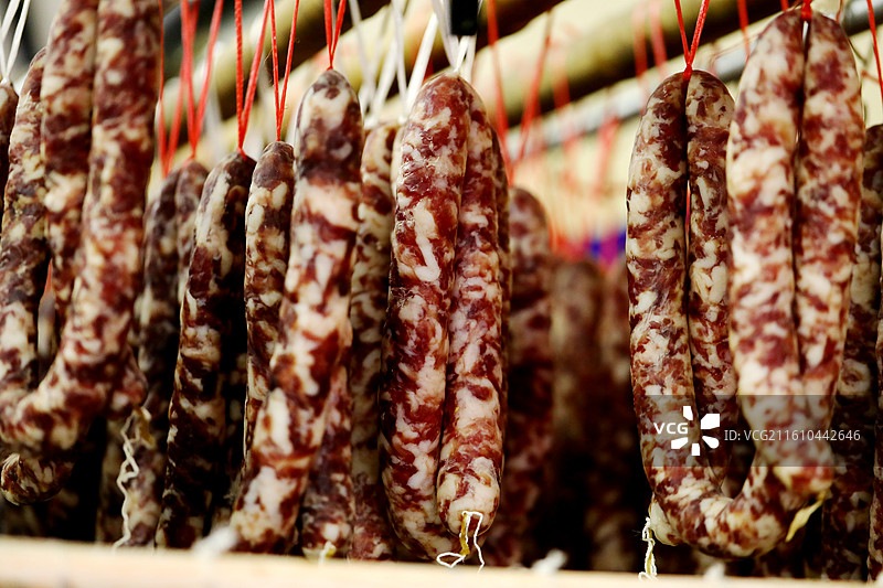 悬挂着的自制香肠特写图片素材