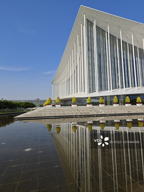 西安国际会展中心白色现代建筑室内装修镜面倒影图片素材