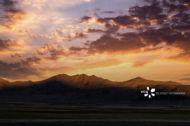 西藏阿里改则日落、龙卷风与野驴图片素材