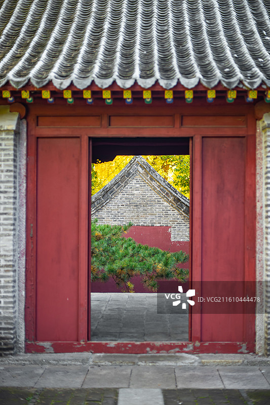 中国山东泰安市著名旅游景点泰山5A级风景区，王母池景区外面的传统复古大门，户外白昼无人图像摄影图片素材