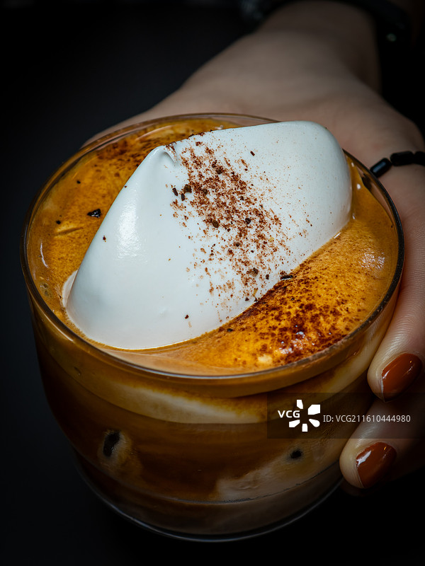 覆盖厚鲜奶油的传统维也纳咖啡图片素材