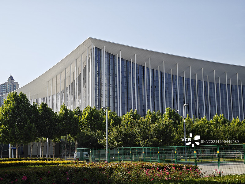 西安国际会展中心白色现代建筑室内装修镜面倒影图片素材