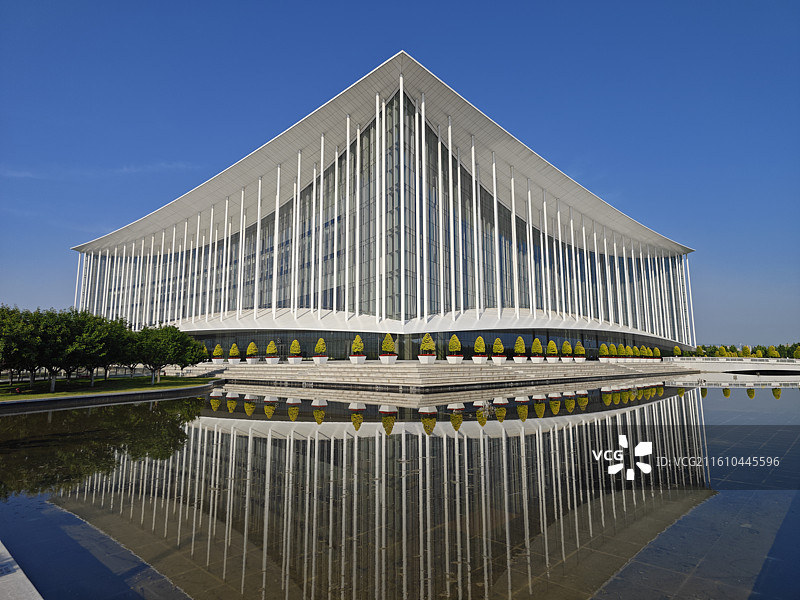 西安国际会展中心白色现代建筑室内装修镜面倒影图片素材