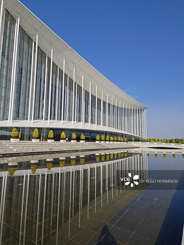 西安国际会展中心白色现代建筑室内装修镜面倒影图片素材