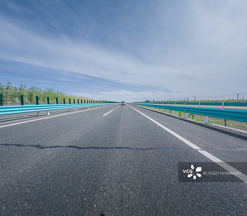 新疆阿勒泰 前往 白哈巴村 布尔津县 公路风光  汽车广告背景图图片素材
