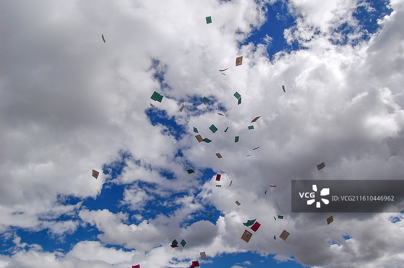 天空中飞舞的彩色纸片图片素材