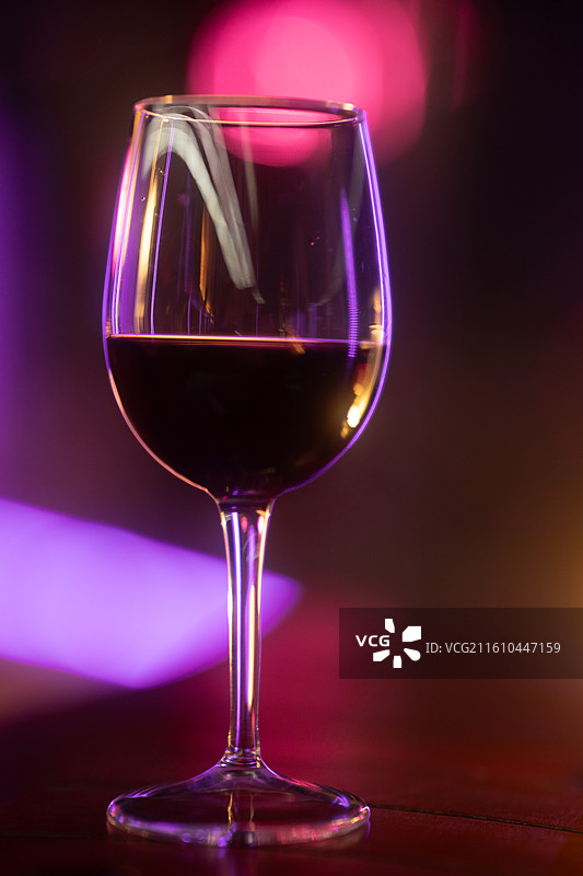 桌上酒杯的特写镜头图片素材