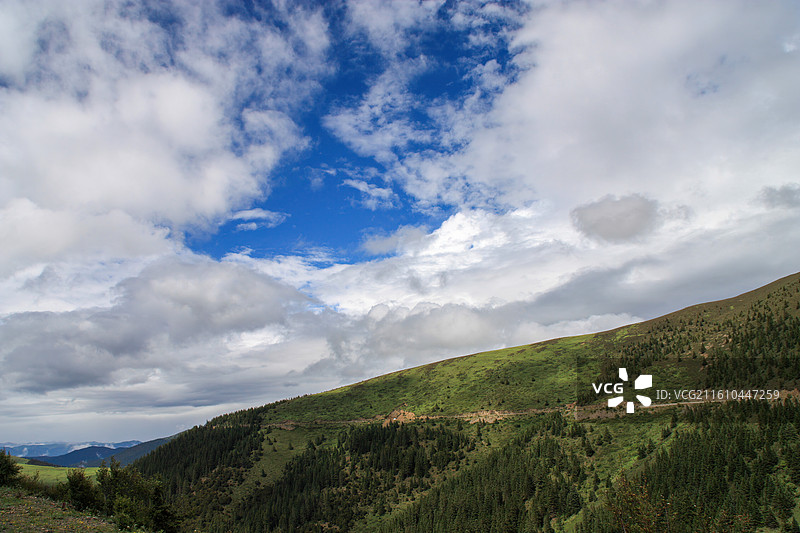 山间风景与蓝天白云图片素材