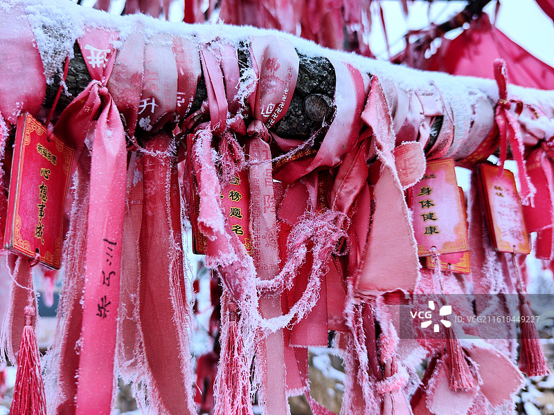 冬天，清晨雪后莒县屋楼崮云雾缭绕图片素材