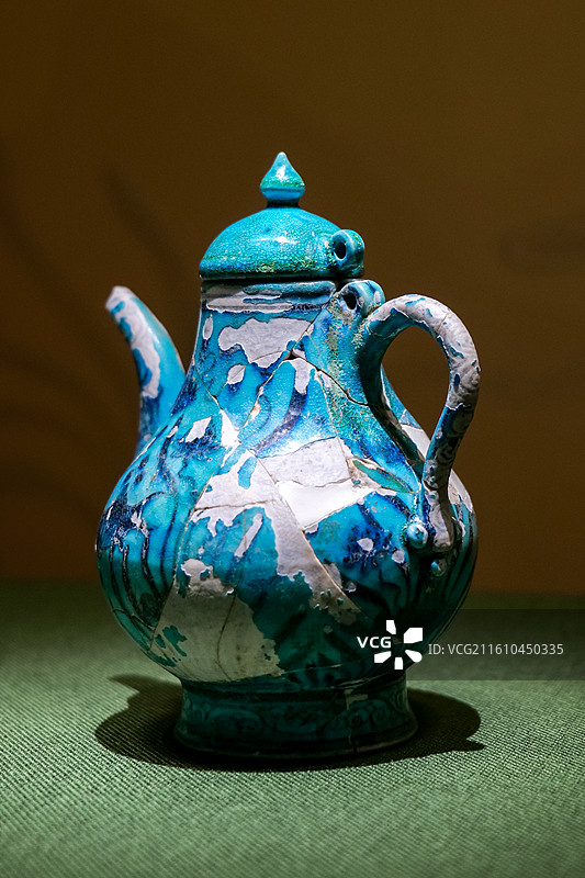 孔雀绿釉鱼藻纹梨形壶 明·宣德 北京恭王府“御瓷凝瑞-景德镇御窑遗址出土吉祥动物纹瓷特展”图片素材
