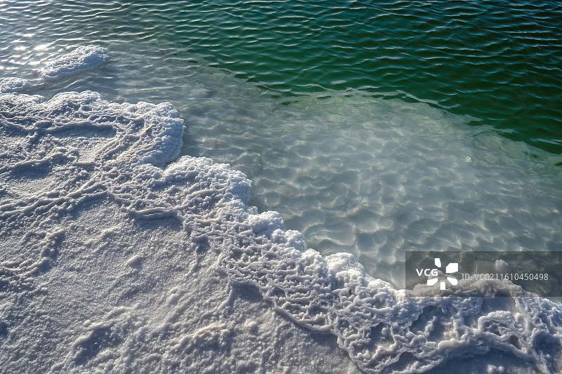 青海省海西州大柴旦翡翠湖中的盐礁美如“珊瑚”图片素材