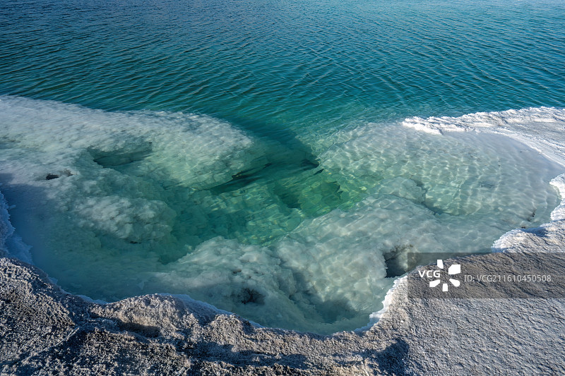 青海省海西州大柴旦翡翠湖中的盐礁美如“珊瑚”图片素材