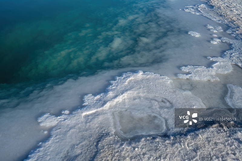 青海省海西州大柴旦翡翠湖中的盐礁美如“珊瑚”图片素材