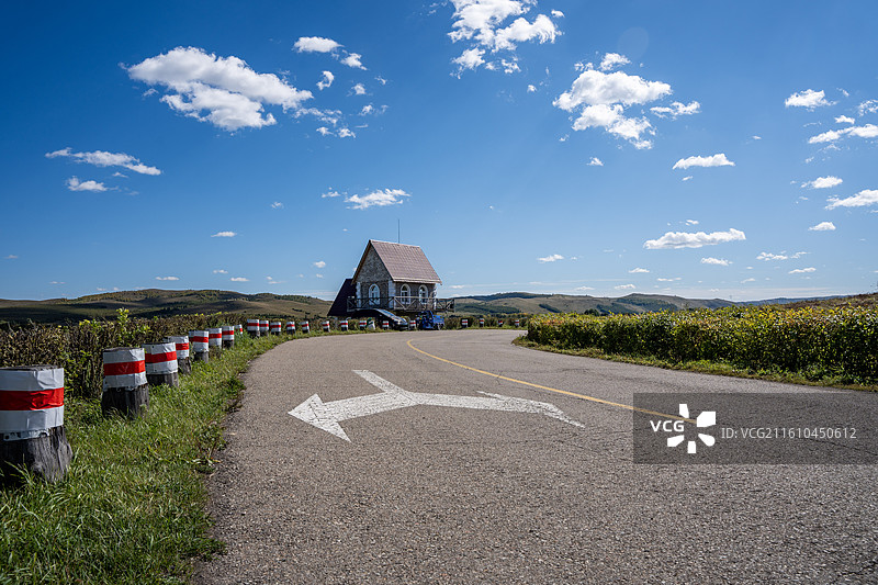 呼伦贝尔牙克石凤凰山庄弯曲的公路图片素材