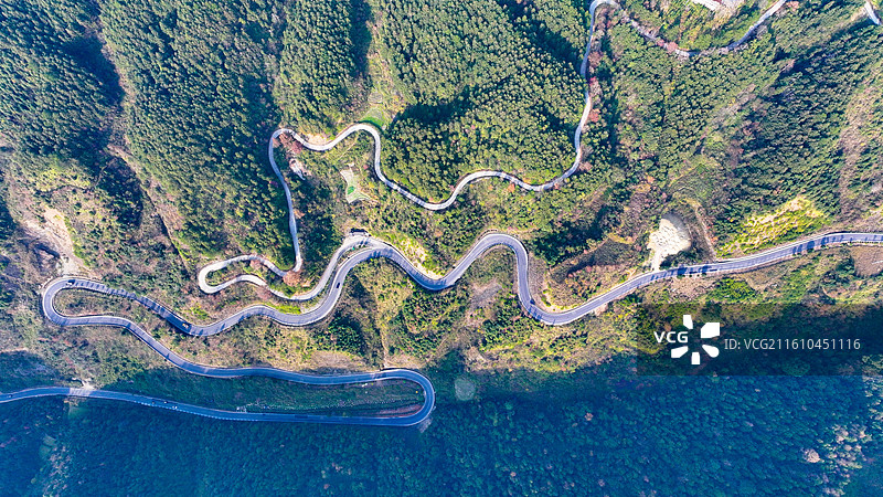 贵州锦屏蜿蜒弯曲的乡村公路图片素材