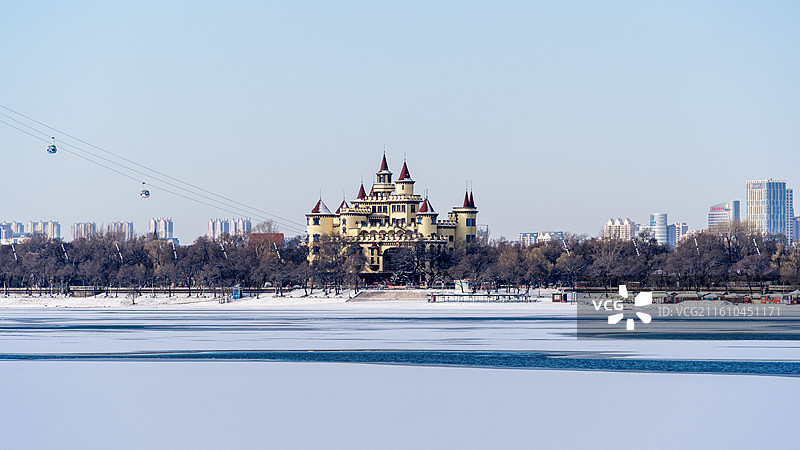 冬季城市风光广告背景：哈尔滨市松花江冬季冰封冬景，Harbin China图片素材
