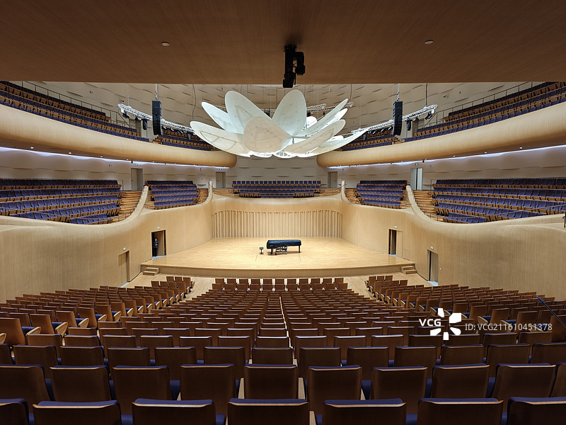 长安乐一带一路文化艺术中心现代白色曲线建筑室内装饰多功能厅升降舞台图片素材