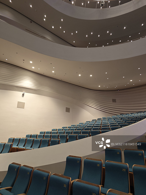 长安乐一带一路文化艺术中心现代白色曲线建筑室内装饰多功能厅升降舞台图片素材