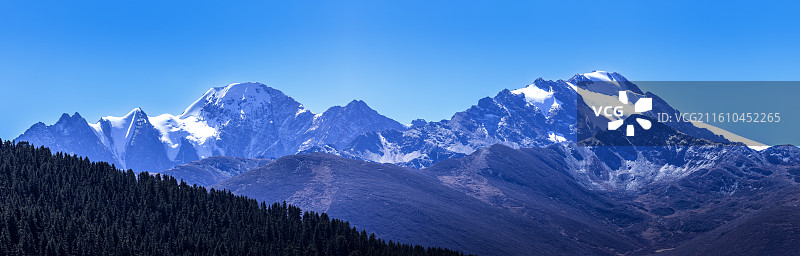 “康巴第一圣湖”所在地巴塘措普沟风光图片素材