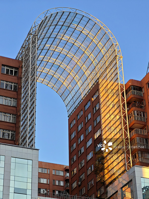 夕阳下的昆明柏联广场：光影与建筑的交响图片素材