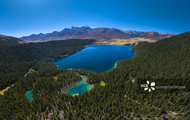 “康巴第一圣湖”所在地巴塘措普沟风光图片素材