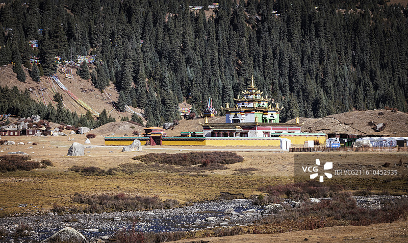 “康巴第一圣湖”所在地巴塘措普沟风光图片素材