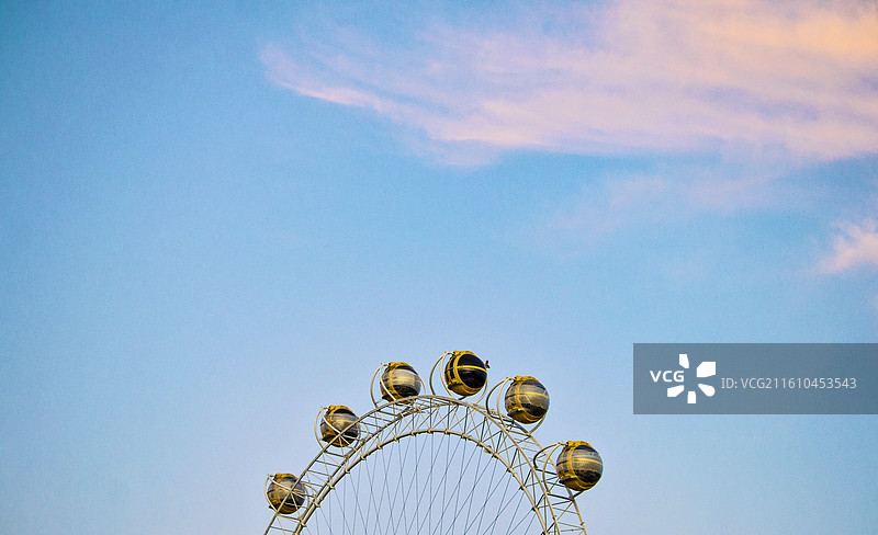 夕阳下的摩天轮剪影图片素材