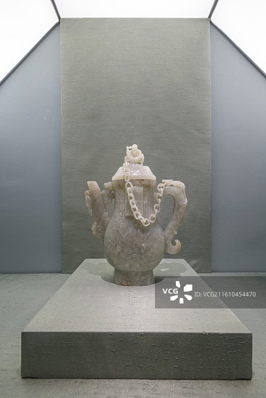 中国国家博物馆馆藏明代玉雕宝相花纹题诗执壶图片素材