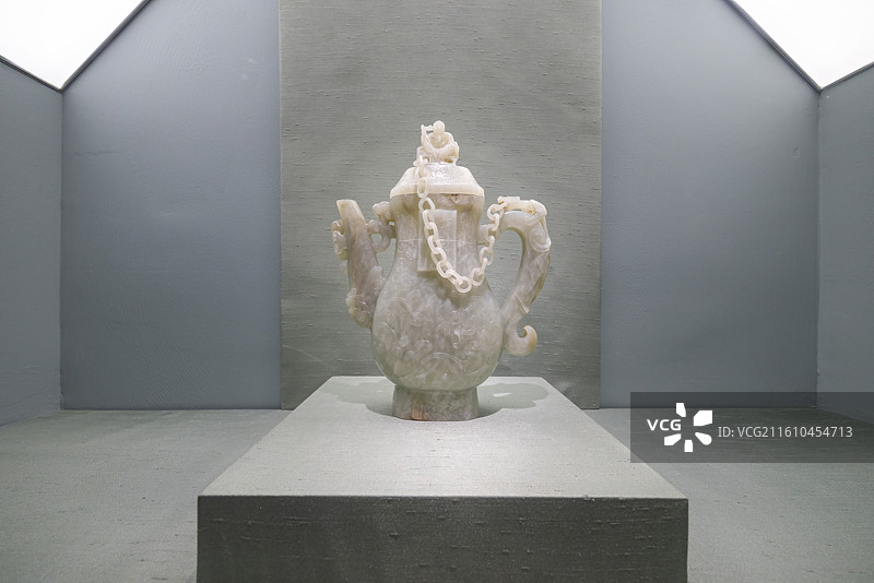 中国国家博物馆馆藏明代玉雕宝相花纹题诗执壶图片素材