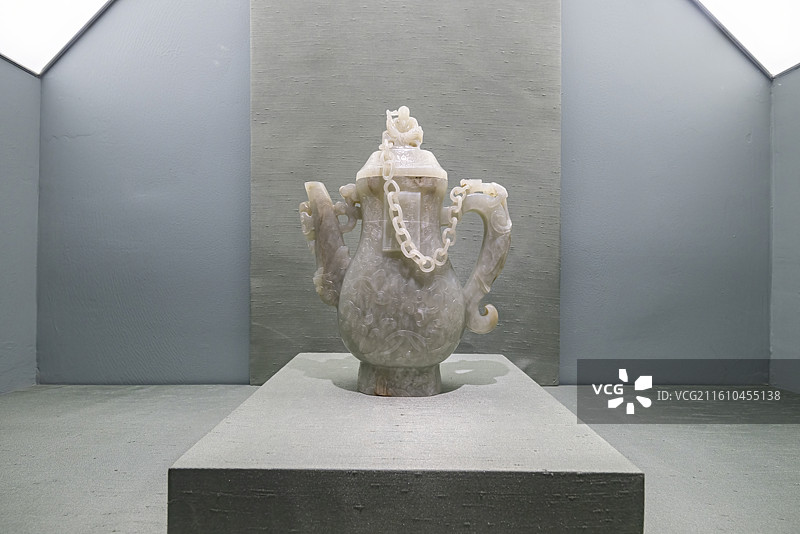 中国国家博物馆馆藏明代玉雕宝相花纹题诗执壶图片素材