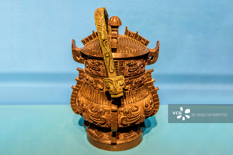 中国长沙湖南博物馆馆藏商代“戈”提梁铜卣图片素材