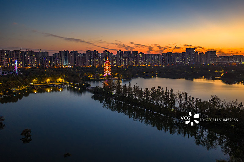 航拍湖南长沙南二环罗家嘴立交桥与洋湖夜景图片素材