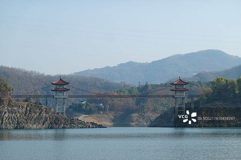 陕西省安康市汉江安康瀛湖风景区：翠屏岛特大斜拉桥图片素材