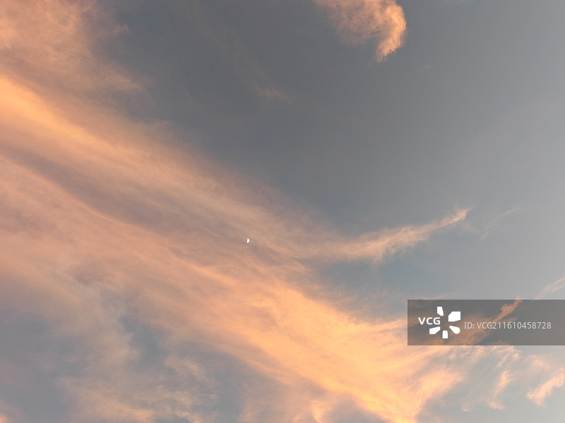 日落时戏剧性天空的低角度视图，落日，晚霞，火烧云图片素材