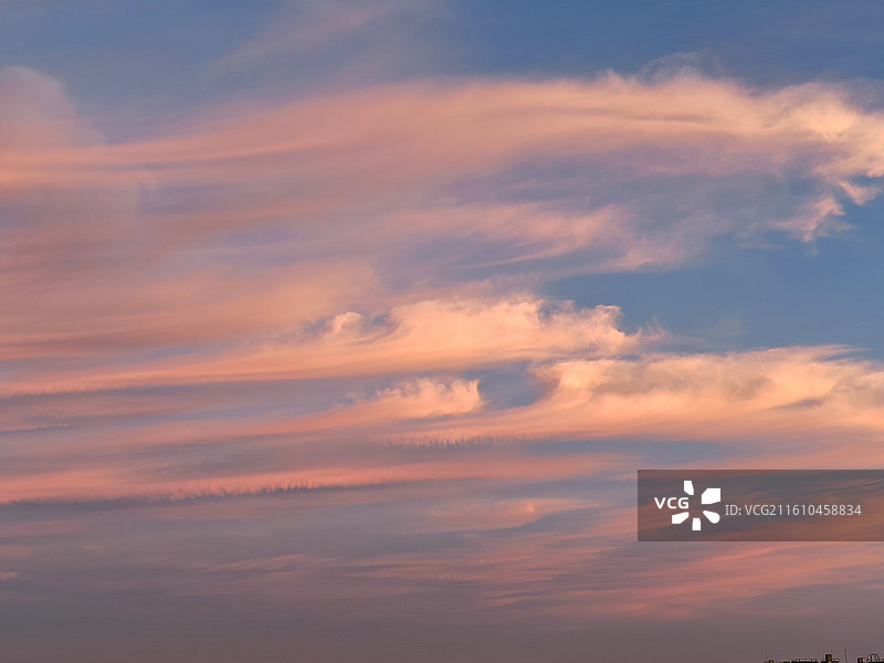 日落时戏剧性天空的低角度视图，落日，晚霞，火烧云图片素材