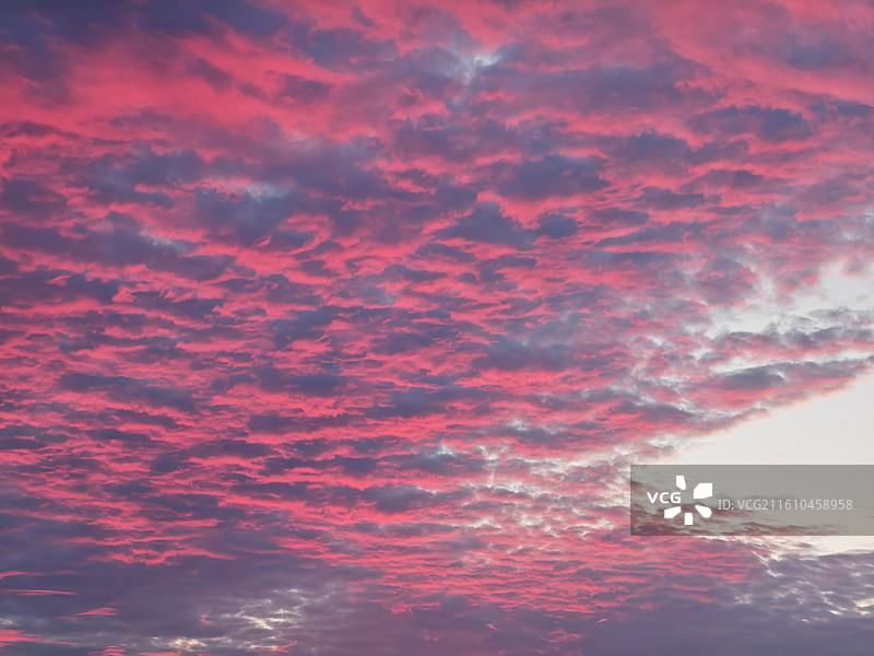 日落时戏剧性天空的低角度视图，落日，晚霞，火烧云图片素材