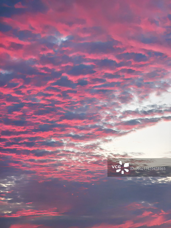 日落时戏剧性天空的低角度视图，落日，晚霞，火烧云图片素材