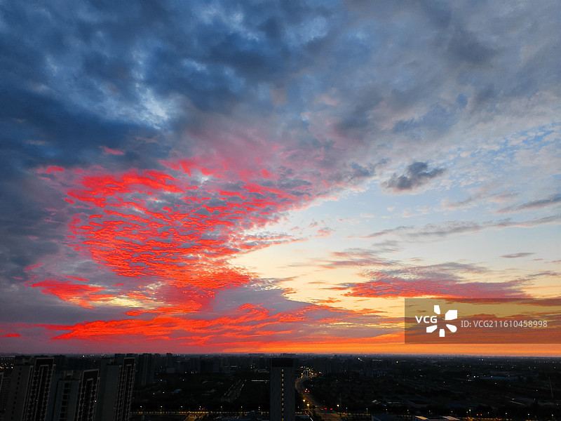 日落时戏剧性天空的低角度视图，落日，晚霞，火烧云图片素材