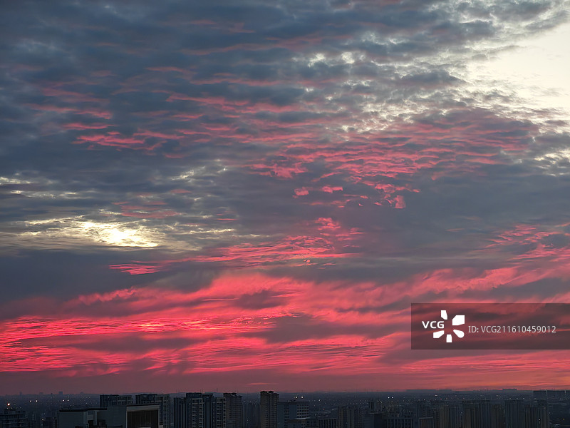 日落时戏剧性天空的低角度视图，落日，晚霞，火烧云图片素材