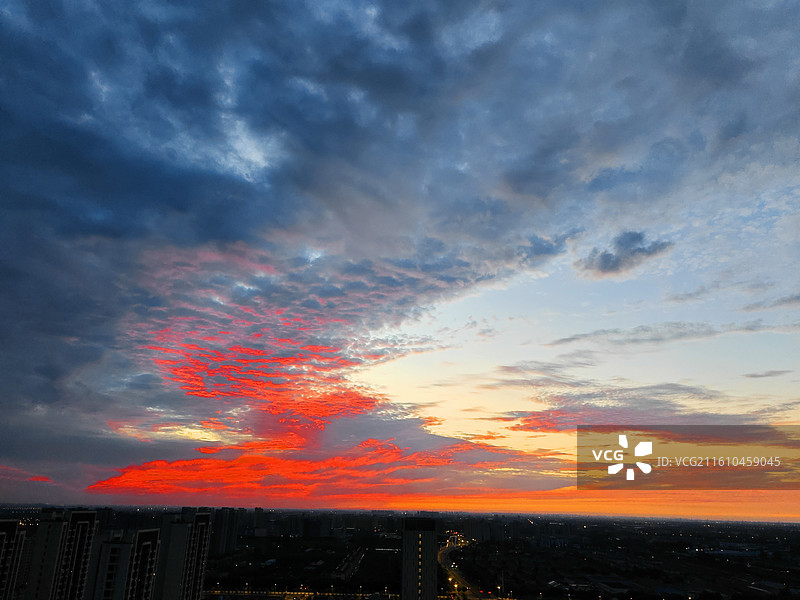 日落时戏剧性天空的低角度视图，落日，晚霞，火烧云图片素材