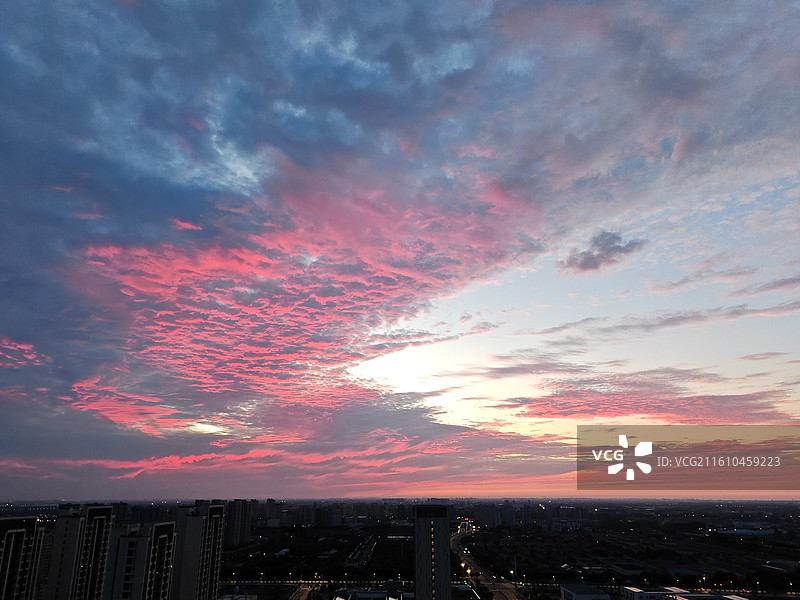 日落时戏剧性天空的低角度视图，落日，晚霞，火烧云图片素材