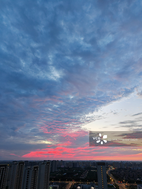 日落时戏剧性天空的低角度视图，落日，晚霞，火烧云图片素材