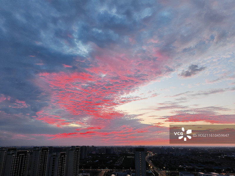 日落时戏剧性天空的低角度视图，落日，晚霞，火烧云图片素材