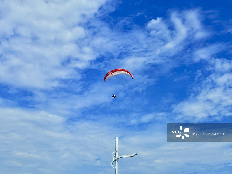 蓝天中的降落伞图片素材